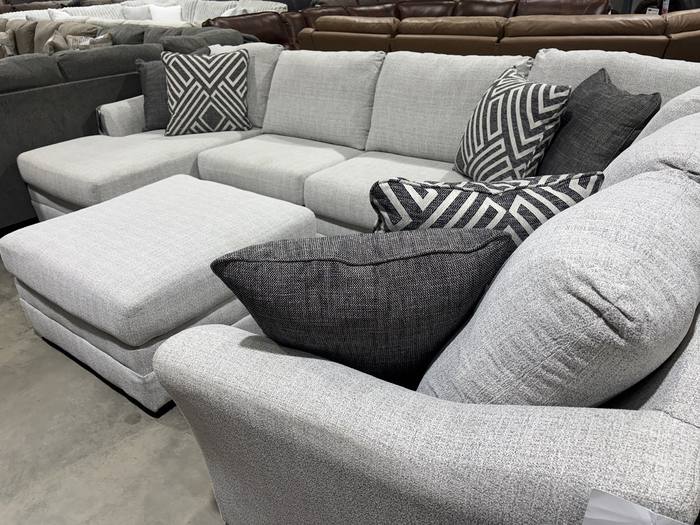 Living room furniture example at BoxDrop Summersville