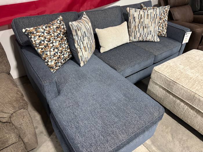 Living room furniture example at BoxDrop Summersville
