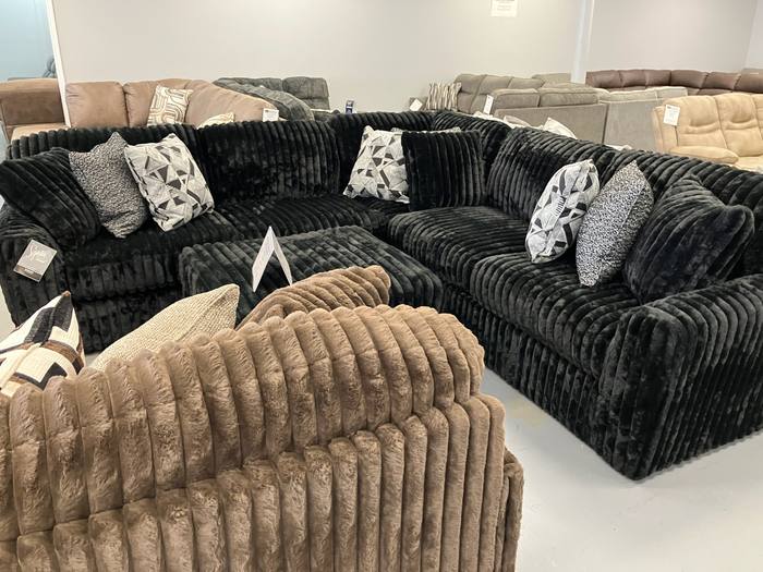 Living room furniture example at BoxDrop Summersville