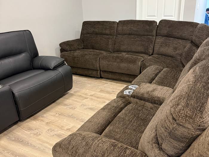 Living room furniture example at BoxDrop Summersville