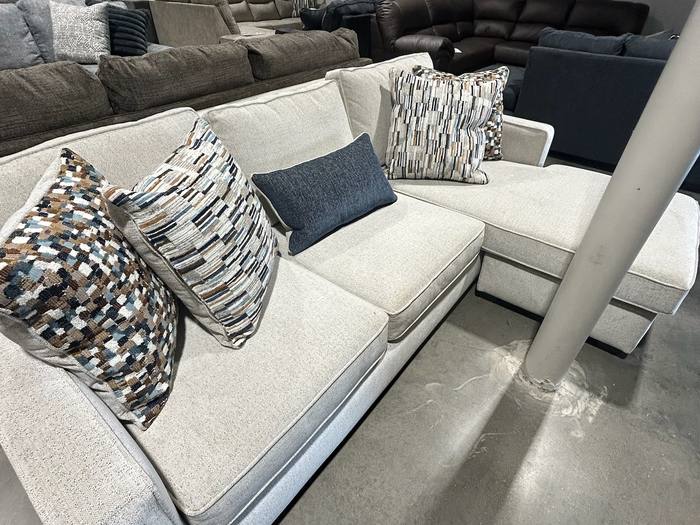 Living room furniture example at BoxDrop Summersville