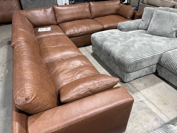 Living room furniture example at BoxDrop Summersville