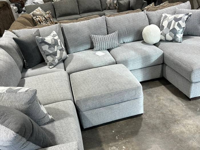 Living room furniture example at BoxDrop Summersville