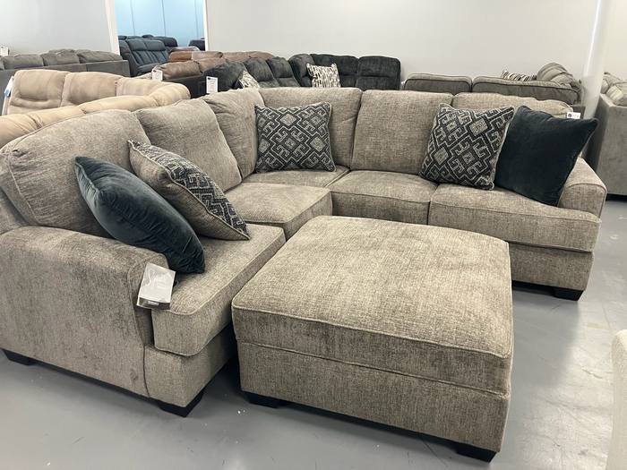 Living room furniture example at BoxDrop Summersville