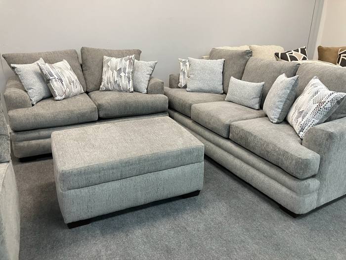 Living room furniture example at BoxDrop Summersville